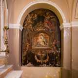 Alla destra del portale notiamo un antico affresco della Vergine inserito una nicchia. Si tratta dell�unico frammento rimasto della cappella originaria: un�edicola presso cui Giacomo si recava quotidianamente in preghiera